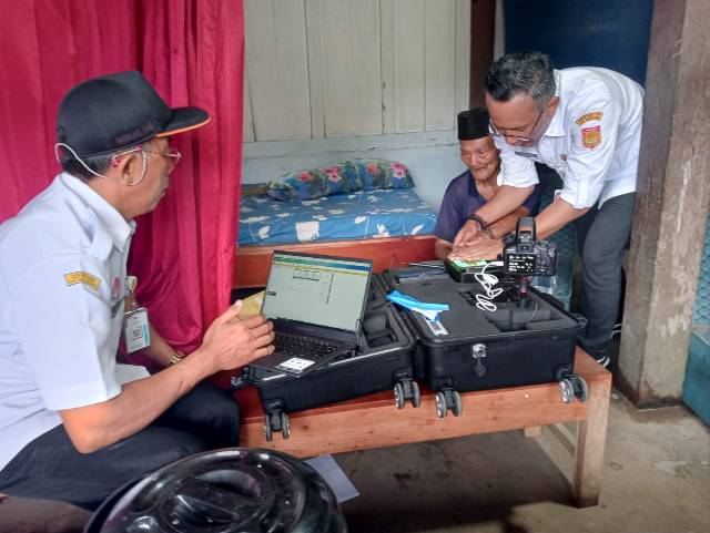 PEREKAMAN KTP SECARA MOBILE BAGI LANSIA DAN PENDERITA SAKIT DI DESA JANGKRIKAN